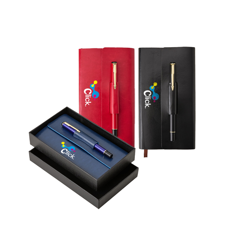 Para quem busca registrar anotações de forma prática e acessível, nosso Kit para Anotações com Caneta é a escolha perfeita. Com aproximadamente 112 folhas amarelas pautadas e feito em couro sintético, o kit vem acompanhado de uma caneta metálica com carga esferográfica azul e um porta-caneta que também serve como fecho para o kit. Além disso, conta com um compartimento na parte de trás para cartões ou documentos. Prático e funcional na hora de organizar seus planejamentos!

Altura :  17,8 cm

Largura :  10 cm

Espessura :  1,8 cm

Medidas aproximadas para gravação (CxL):  Caixa: 8 cm x 16 cm

